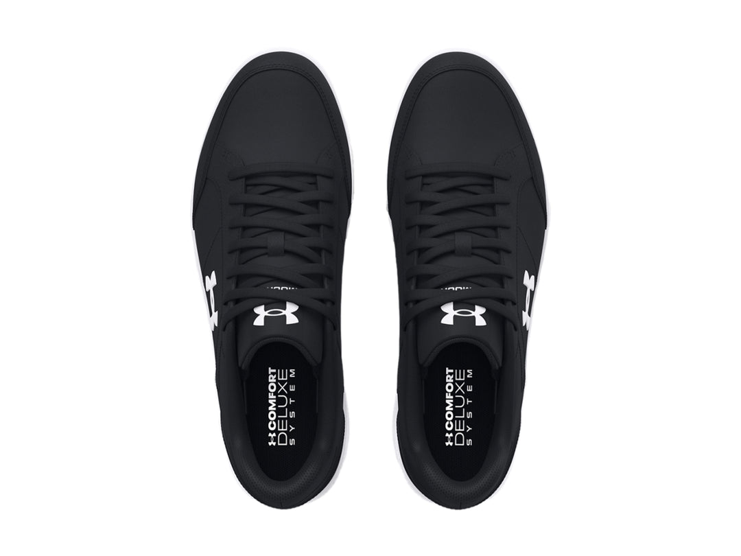 Tenis deportivos Under Armour en color negro con suela blanca y logotipo blanco lateral.