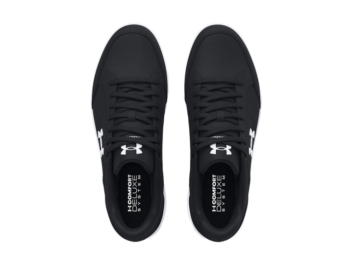 Tenis deportivos Under Armour en color negro con suela blanca y logotipo blanco lateral.
