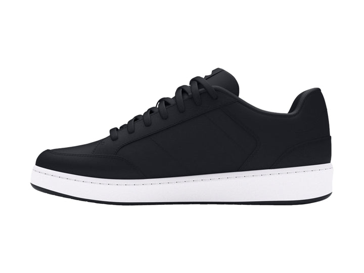 Tenis deportivos Under Armour en color negro con suela blanca y logotipo blanco lateral.