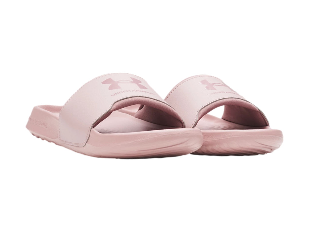 Sandalia slide Under Armour de color rosa claro con correa ancha y suela ergonómica.