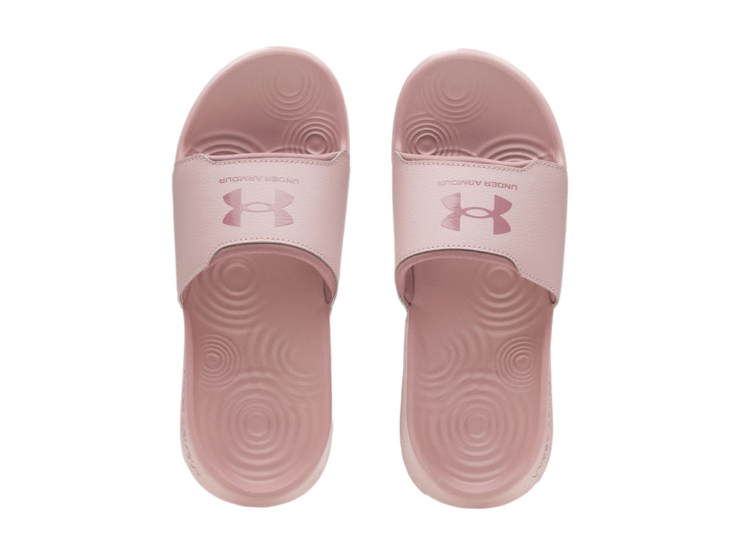 Sandalia slide Under Armour de color rosa claro con correa ancha y suela ergonómica.