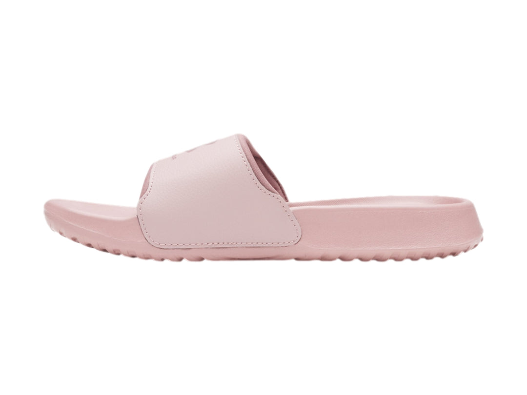 Sandalia slide Under Armour de color rosa claro con correa ancha y suela ergonómica.