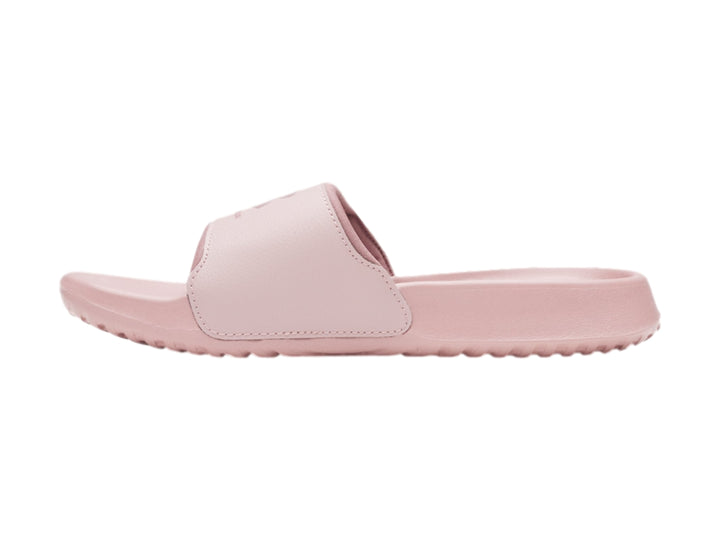Sandalia slide Under Armour de color rosa claro con correa ancha y suela ergonómica.