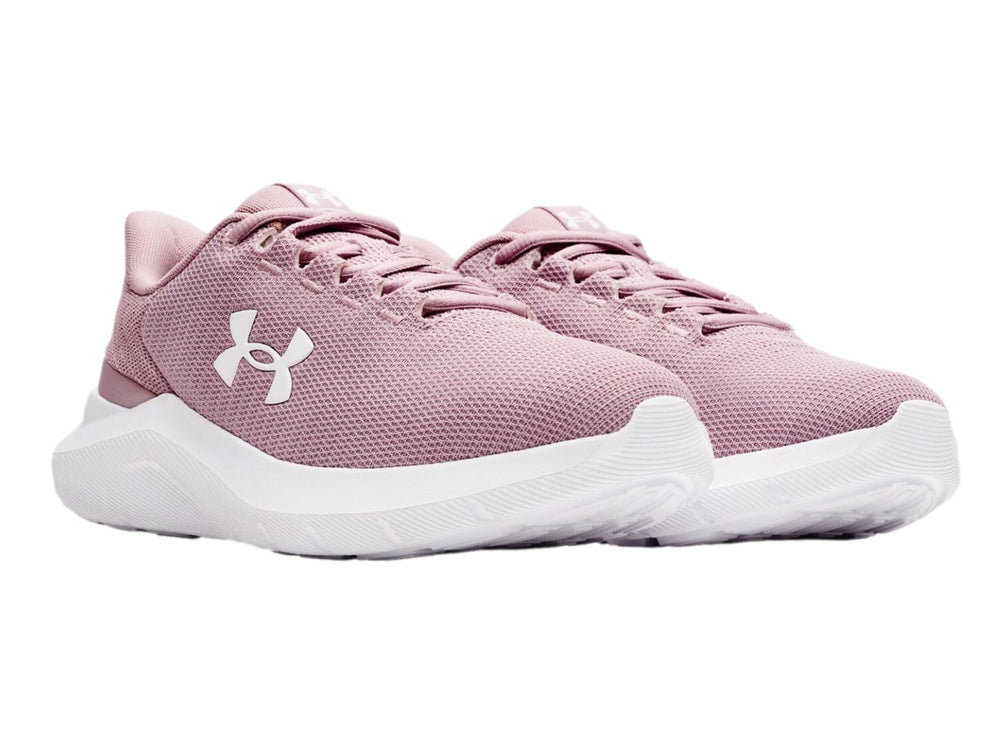 Tenis deportivos Under Armour en color rosa con suela blanca y logotipo blanco lateral.