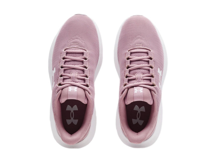 Tenis deportivos Under Armour en color rosa con suela blanca y logotipo blanco lateral.