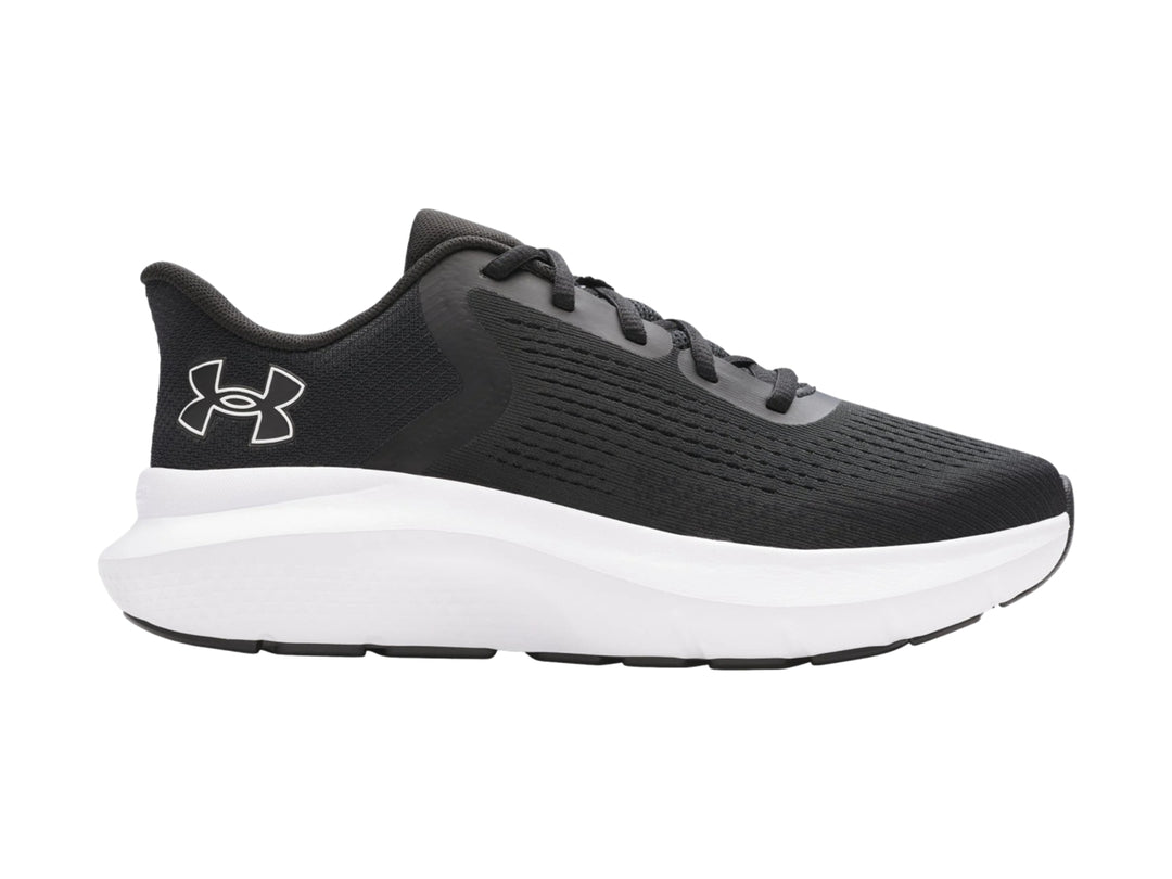 Tenis deportivos Under Armour Charged Rogue 5 en color negro con suela blanca y logo blanco lateral.