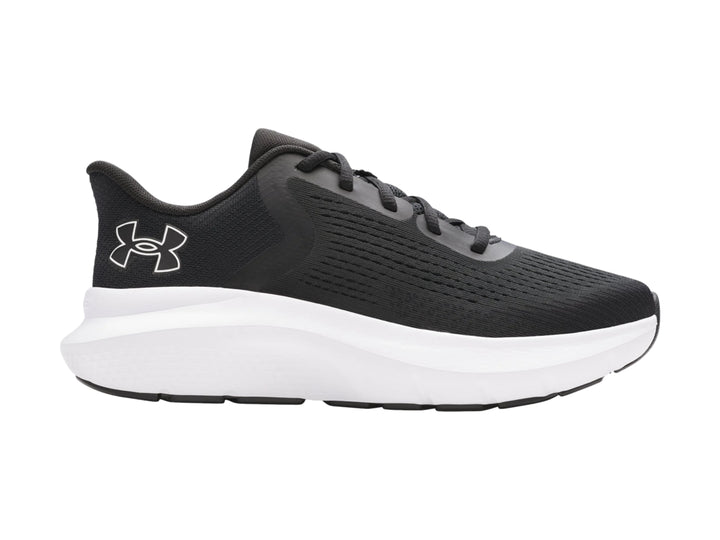 Tenis deportivos Under Armour Charged Rogue 5 en color negro con suela blanca y logo blanco lateral.