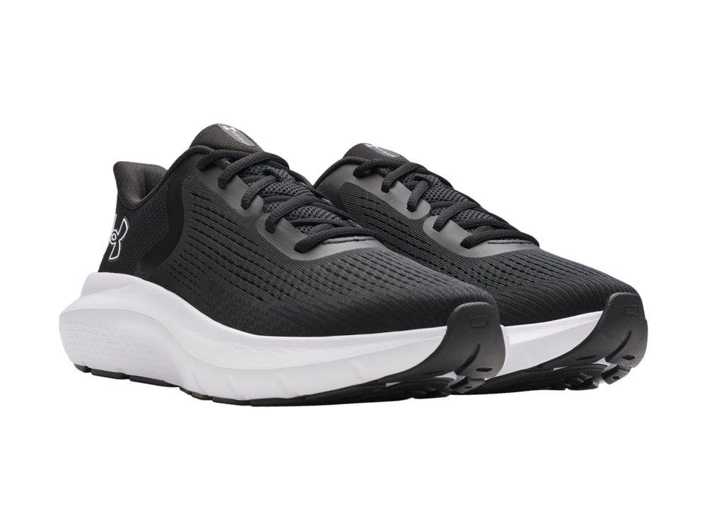 Tenis deportivos Under Armour Charged Rogue 5 en color negro con suela blanca y logo blanco lateral.