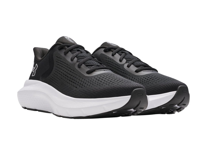 Tenis deportivos Under Armour Charged Rogue 5 en color negro con suela blanca y logo blanco lateral.