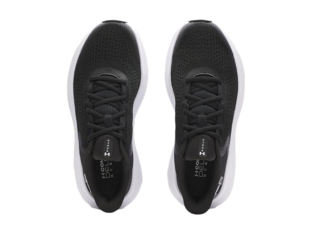 Tenis deportivos Under Armour Charged Rogue 5 en color negro con suela blanca y logo blanco lateral.