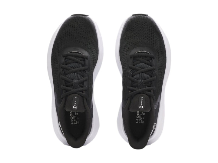 Tenis deportivos Under Armour Charged Rogue 5 en color negro con suela blanca y logo blanco lateral.