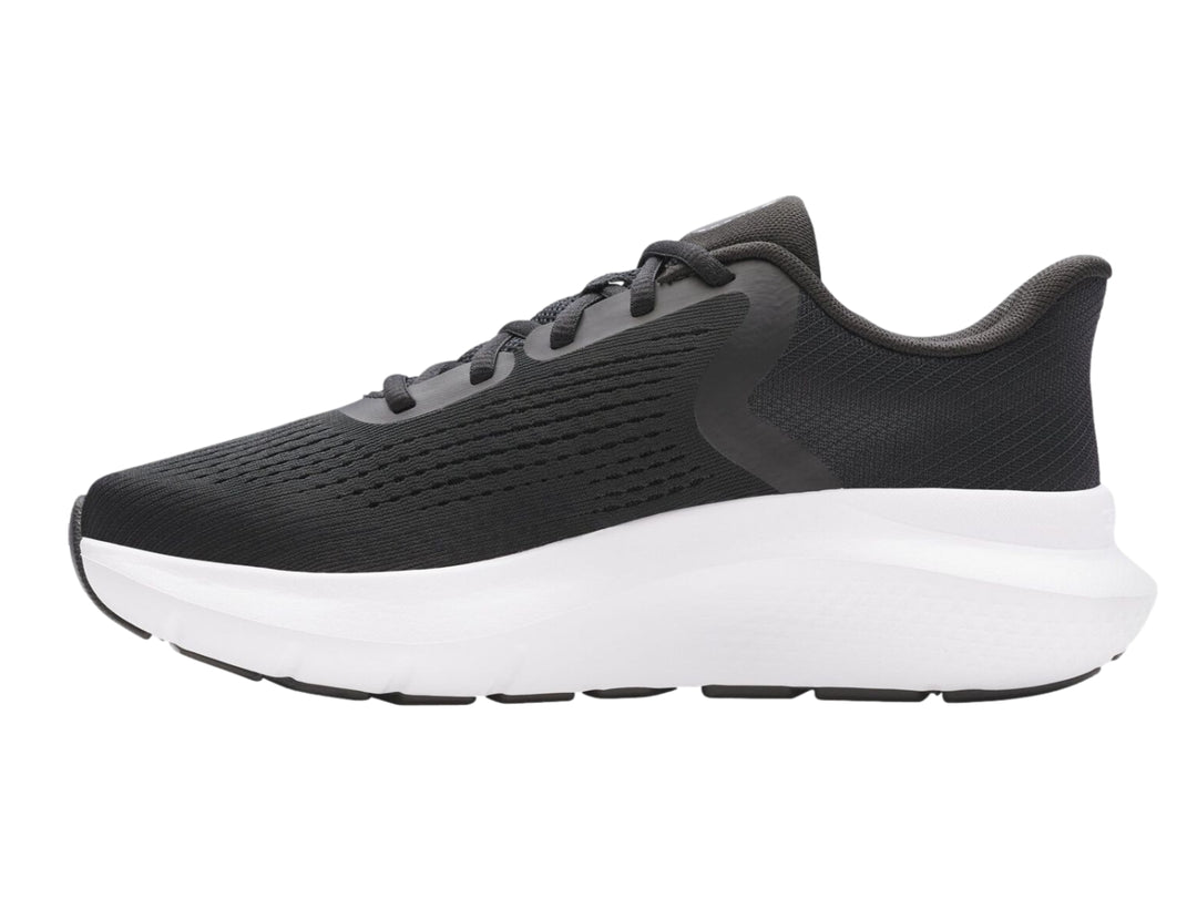 Tenis deportivos Under Armour Charged Rogue 5 en color negro con suela blanca y logo blanco lateral.