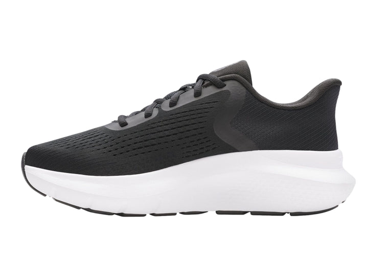 Tenis deportivos Under Armour Charged Rogue 5 en color negro con suela blanca y logo blanco lateral.