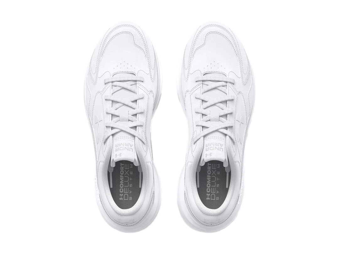 Tenis deportivos Under Armour color blanco total con acabado en cuero y suela blanca.