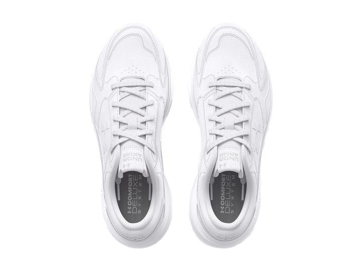 Tenis deportivos Under Armour color blanco total con acabado en cuero y suela blanca.