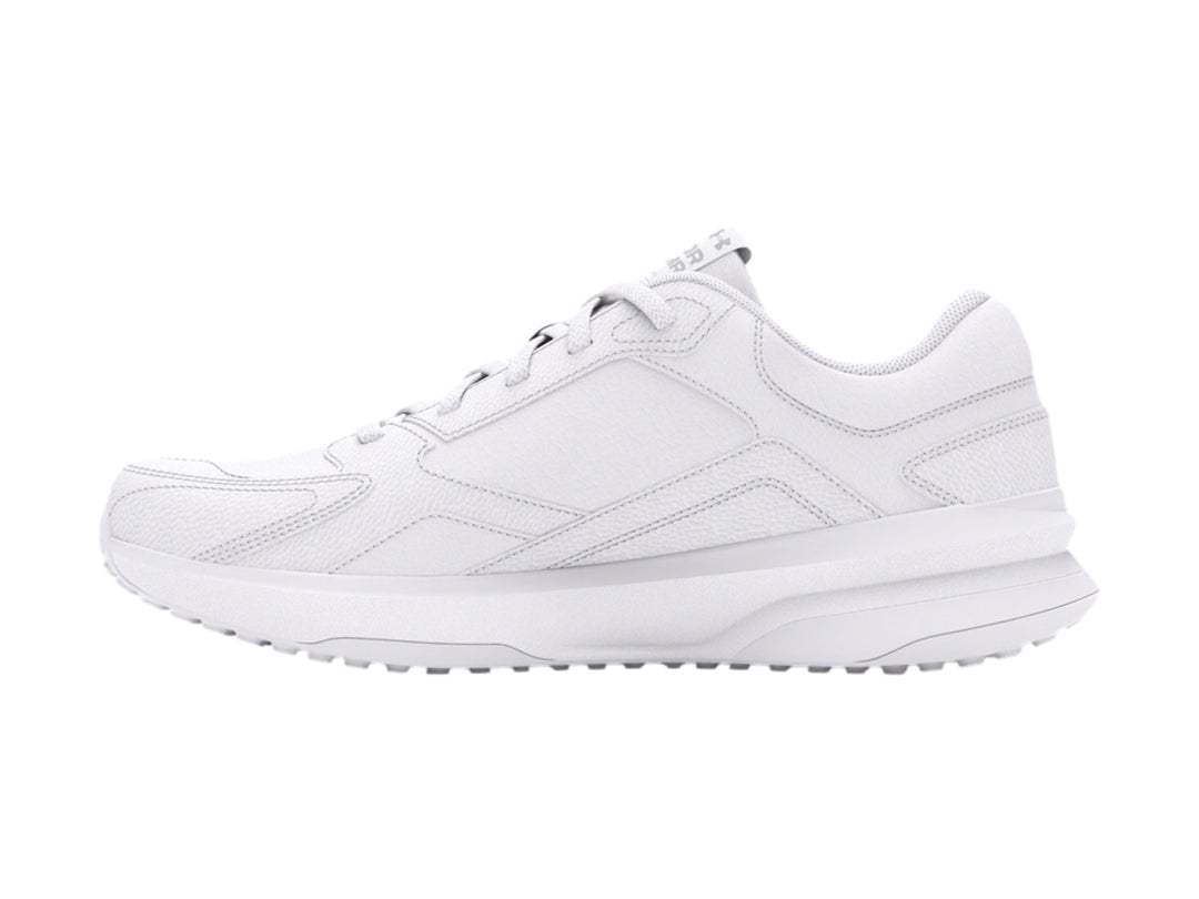 Tenis deportivos Under Armour color blanco total con acabado en cuero y suela blanca.