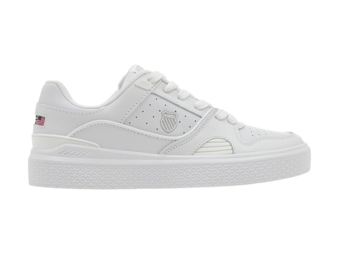 Tenis K-Swiss color blanco de corte bajo con suela texturizada y detalles minimalistas.