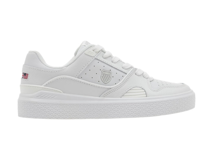 Tenis K-Swiss color blanco de corte bajo con suela texturizada y detalles minimalistas.