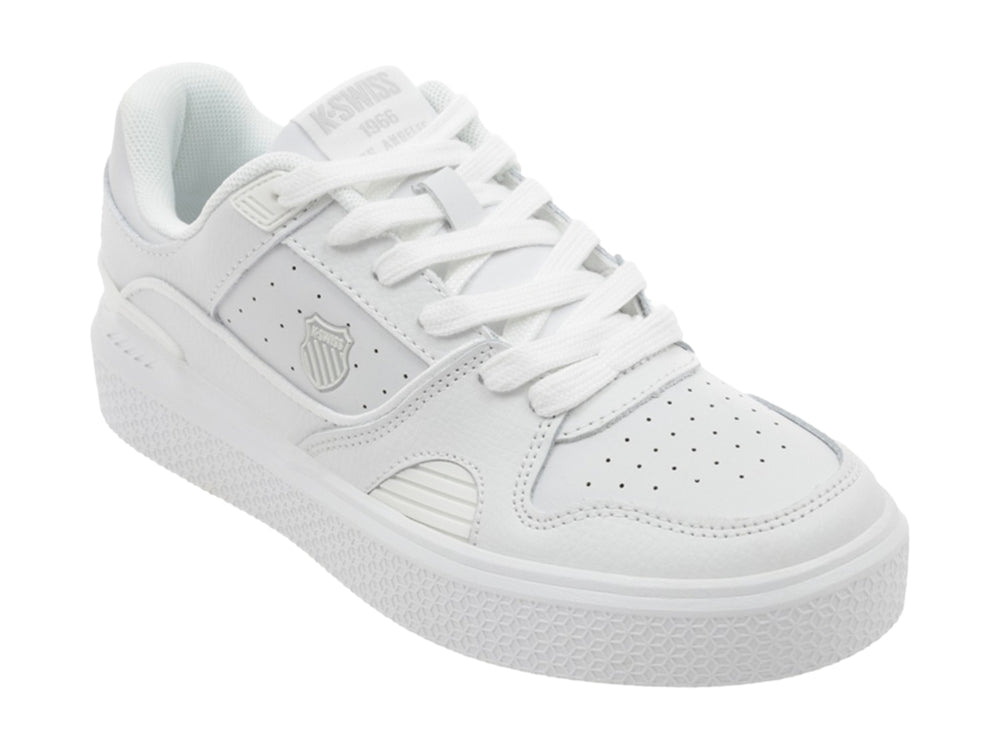 Tenis K-Swiss color blanco de corte bajo con suela texturizada y detalles minimalistas.