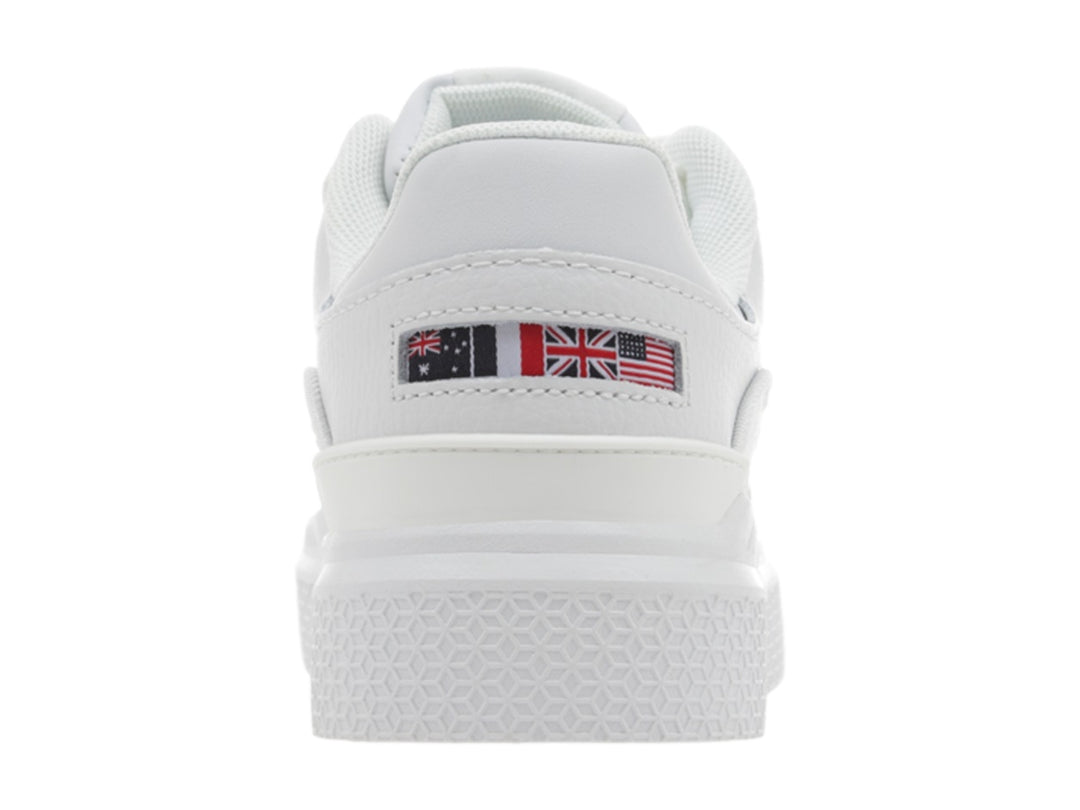 Tenis K-Swiss color blanco de corte bajo con suela texturizada y detalles minimalistas.