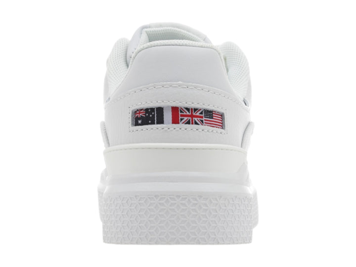 Tenis K-Swiss color blanco de corte bajo con suela texturizada y detalles minimalistas.
