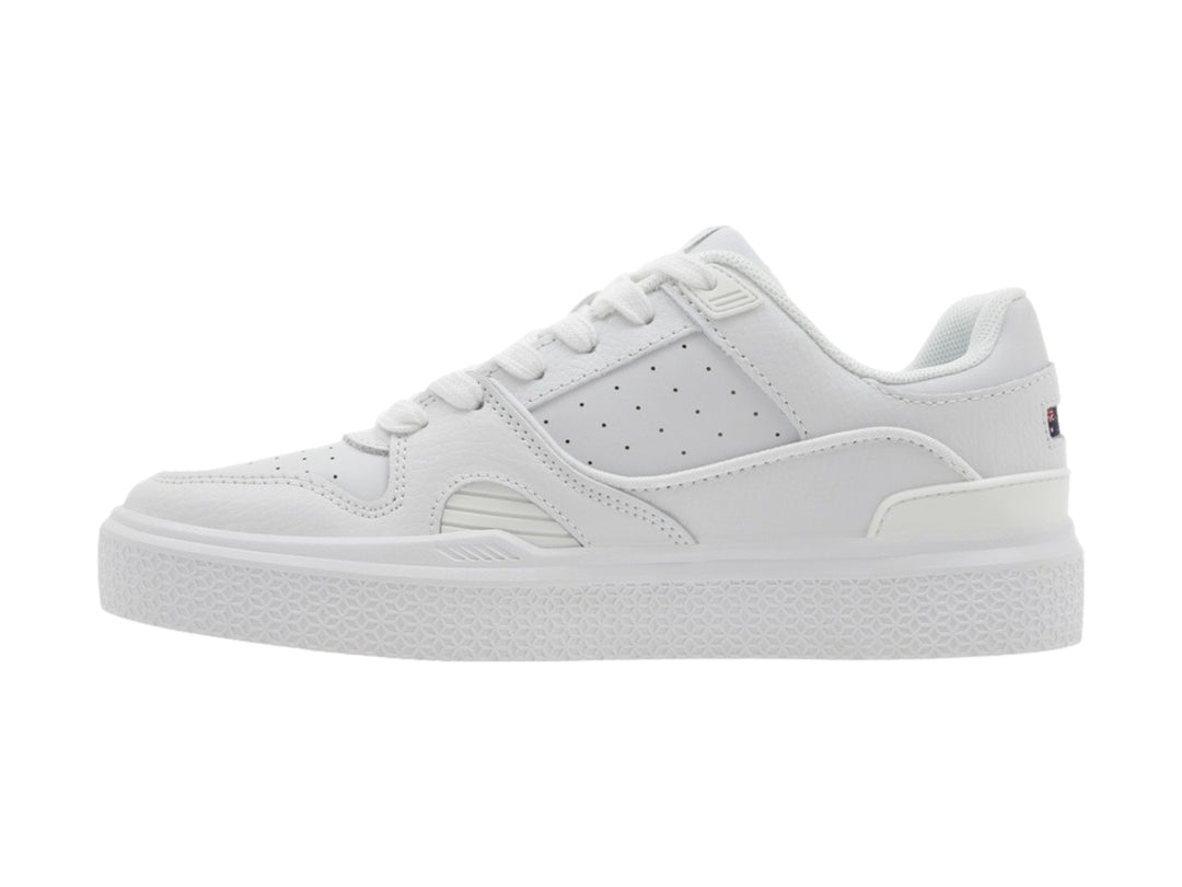 Tenis K-Swiss color blanco de corte bajo con suela texturizada y detalles minimalistas.