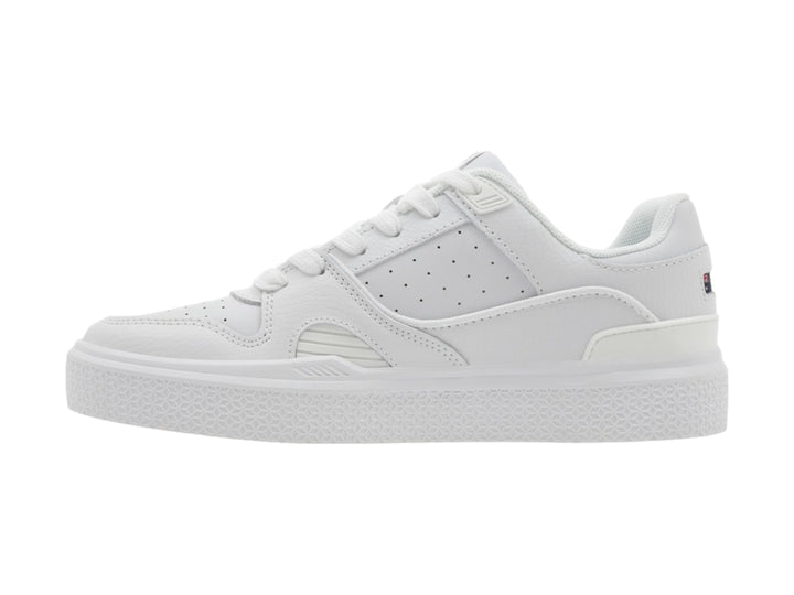 Tenis K-Swiss color blanco de corte bajo con suela texturizada y detalles minimalistas.