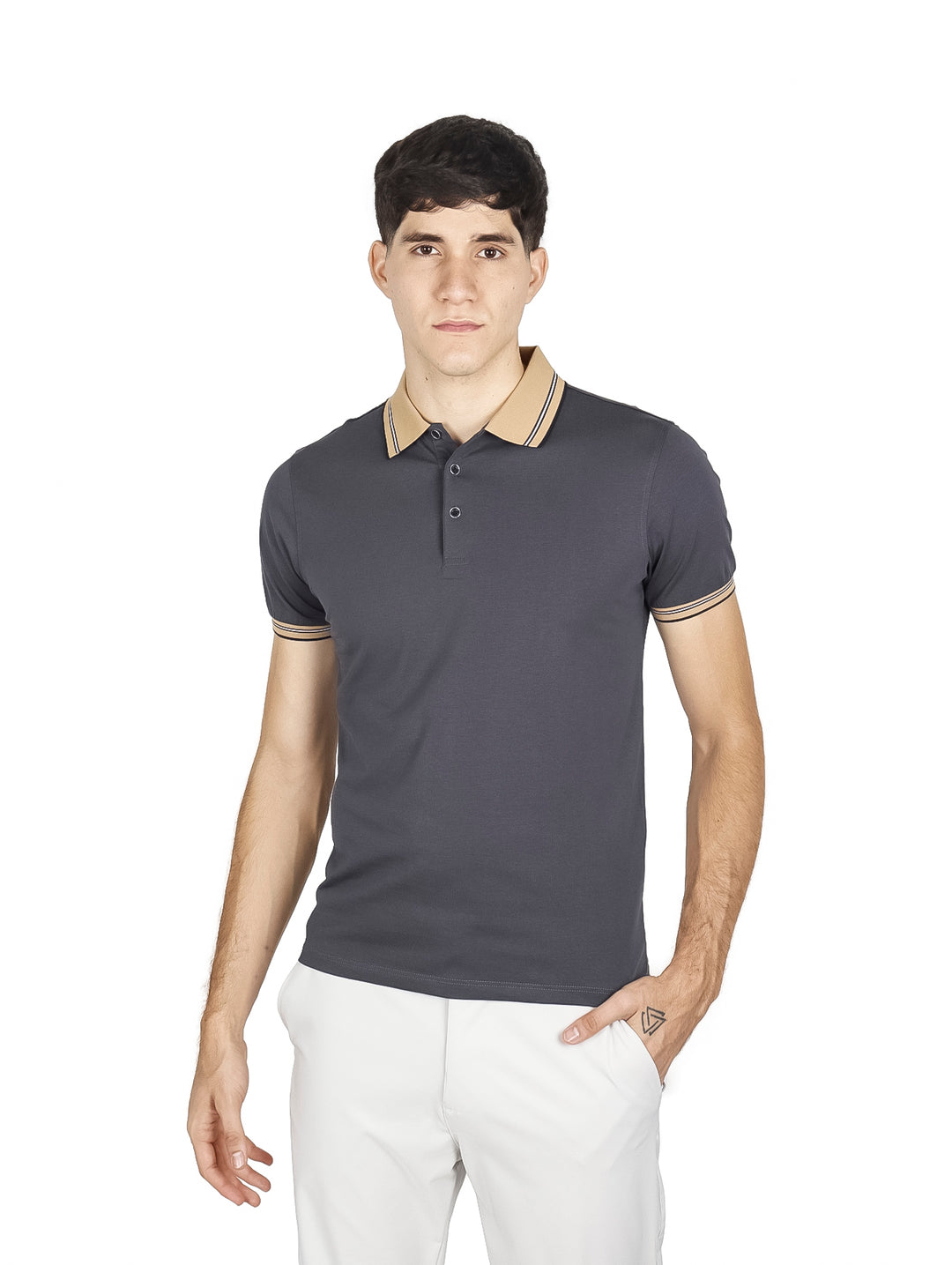 Hombre vistiendo playera polo color charcoal con detalles en beige en el cuello y puños de las mangas.