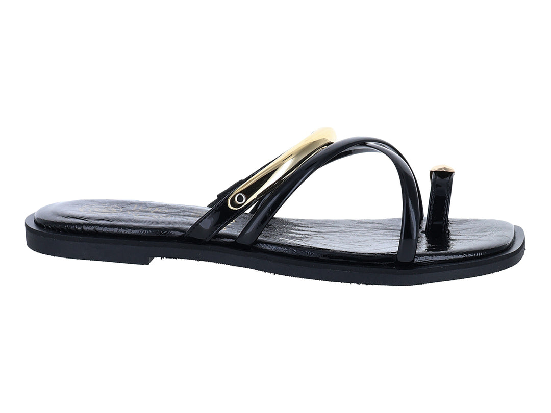 Sandalias negras de charol brillante con detalle metálico dorado y diseño de tira en T.
