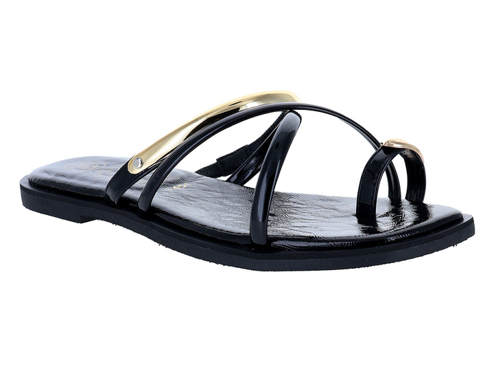 Sandalias negras de charol brillante con detalle metálico dorado y diseño de tira en T.