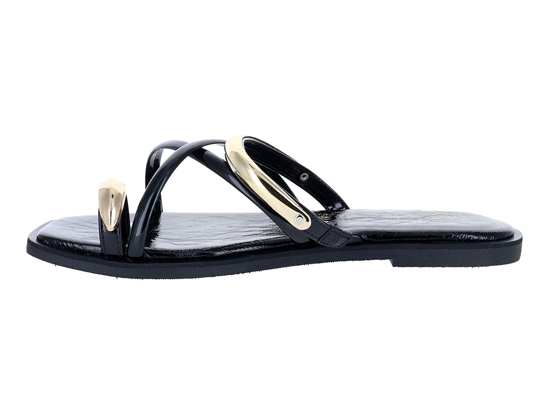 Sandalias negras de charol brillante con detalle metálico dorado y diseño de tira en T.