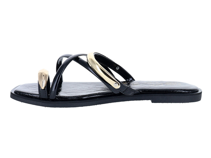 Sandalias negras de charol brillante con detalle metálico dorado y diseño de tira en T.