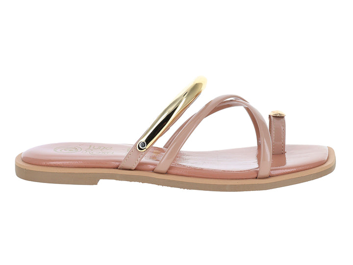 Sandalias planas de charol color maquillaje con detalle metálico dorado.