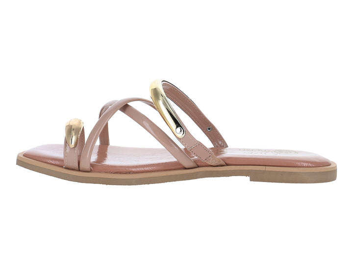 Sandalias planas de charol color maquillaje con detalle metálico dorado.