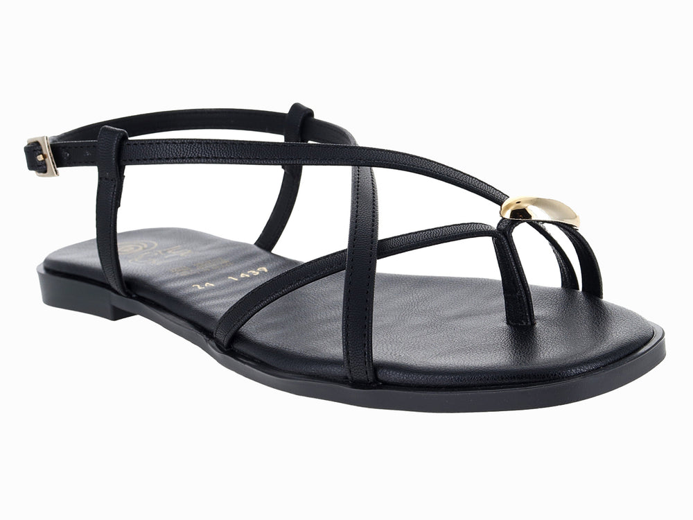 Sandalia plana de color negro con tiras cruzadas y hebilla ajustable en el tobillo.