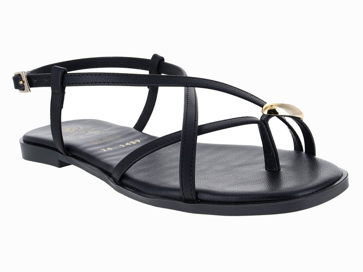 Sandalia plana de color negro con tiras cruzadas y hebilla ajustable en el tobillo.