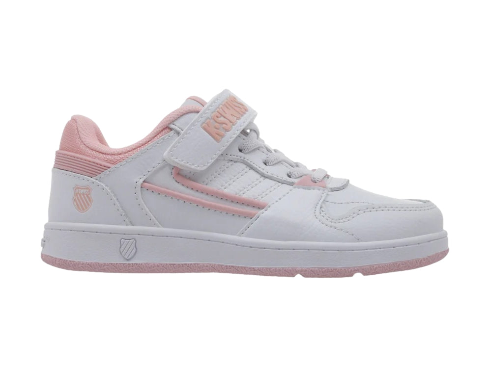 Tenis K-Swiss blancos con detalles en rosa, cierre de correa y agujetas.