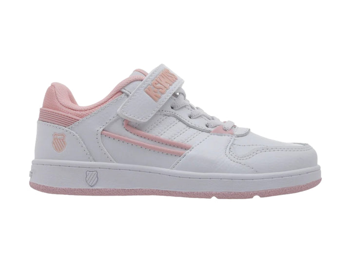 Tenis K-Swiss blancos con detalles en rosa, cierre de correa y agujetas.