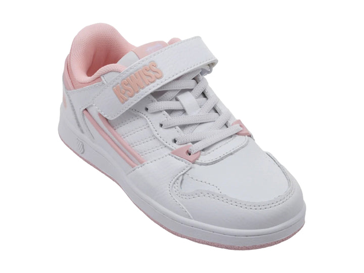 Tenis K-Swiss blancos con detalles en rosa, cierre de correa y agujetas.