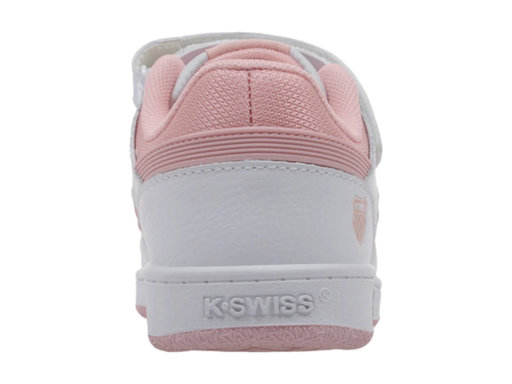 Tenis K-Swiss blancos con detalles en rosa, cierre de correa y agujetas.