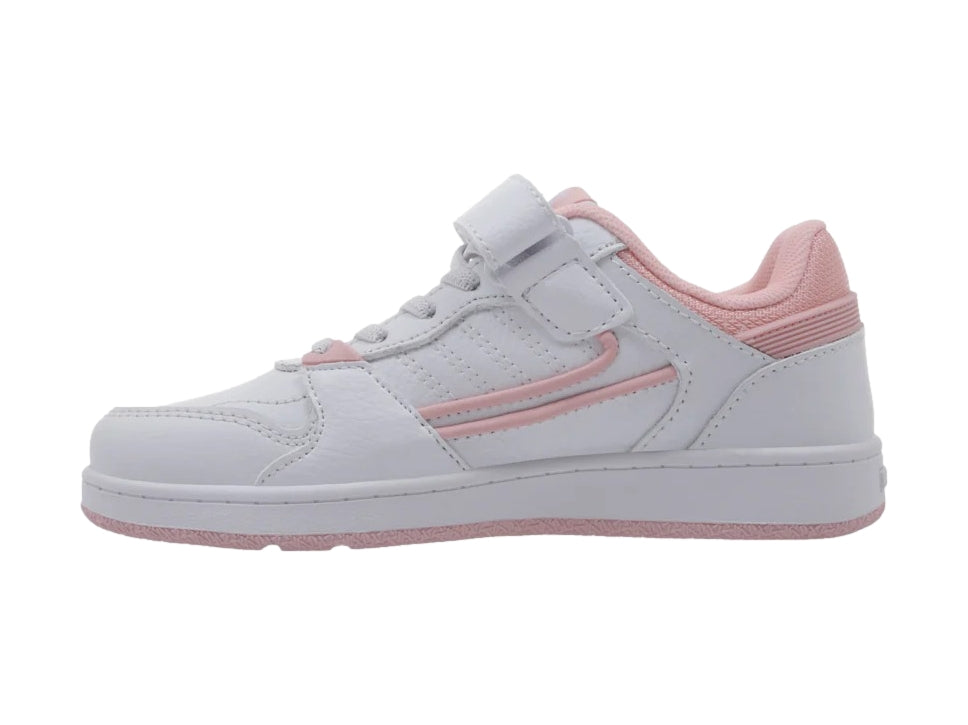 Tenis K-Swiss blancos con detalles en rosa, cierre de correa y agujetas.