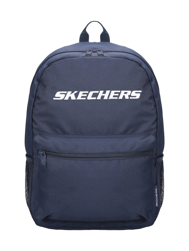 Mochila escolar Skechers de color azul marino con logotipo blanco frontal y bolsillo delantero.