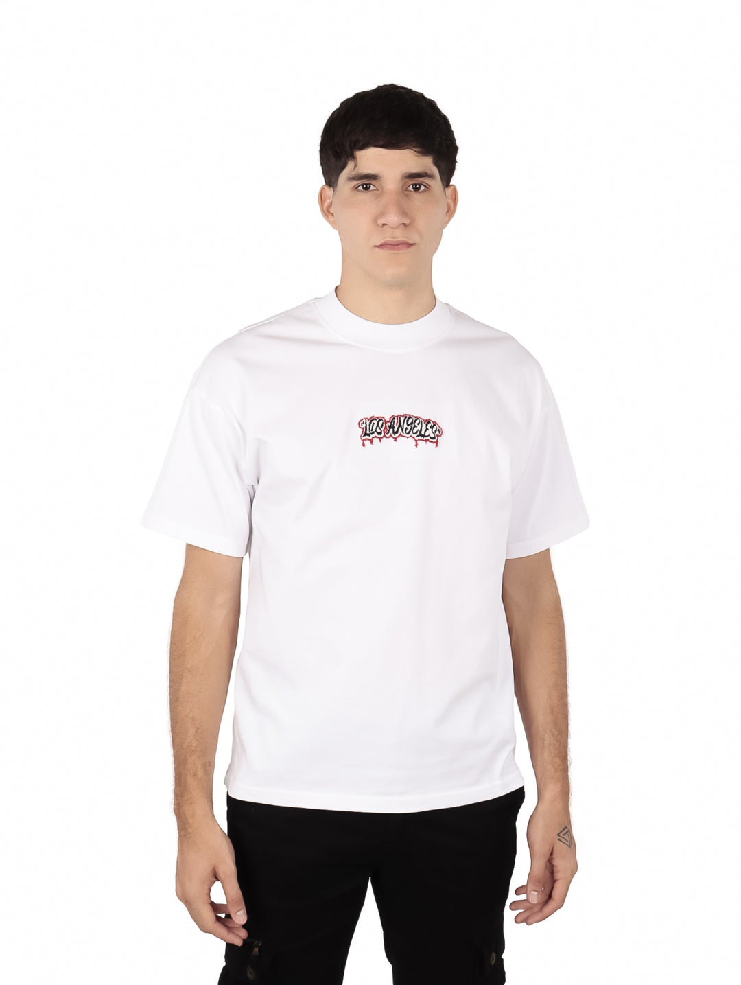 Hombre vistiendo playera blanca oversize de manga corta con estampado en el pecho.