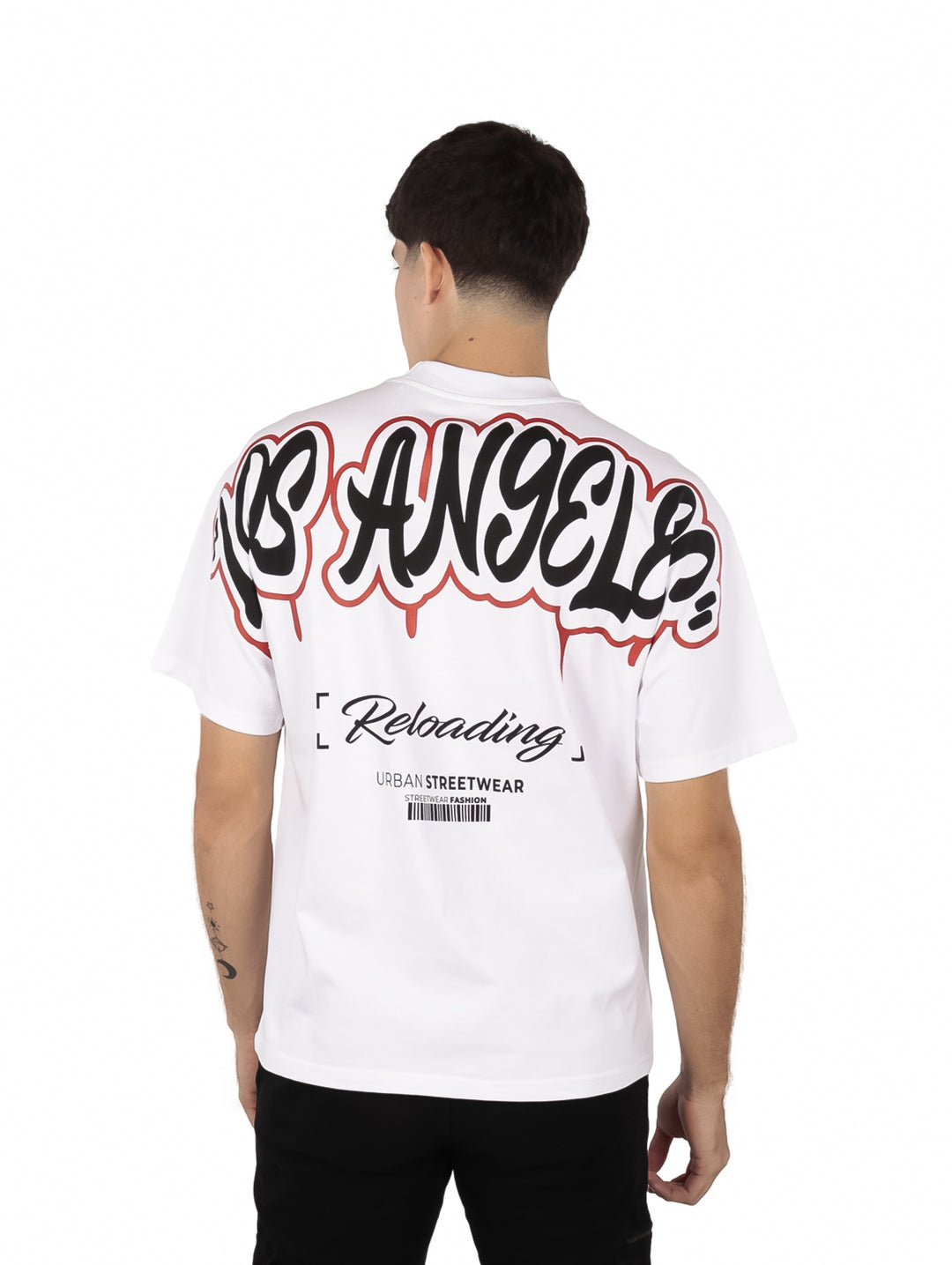 Hombre vistiendo playera blanca oversize de manga corta con estampado en el pecho.