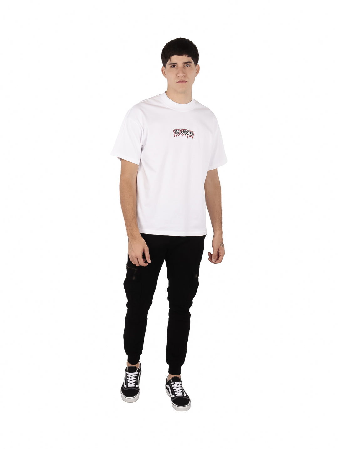 Hombre vistiendo playera blanca oversize de manga corta con estampado en el pecho.