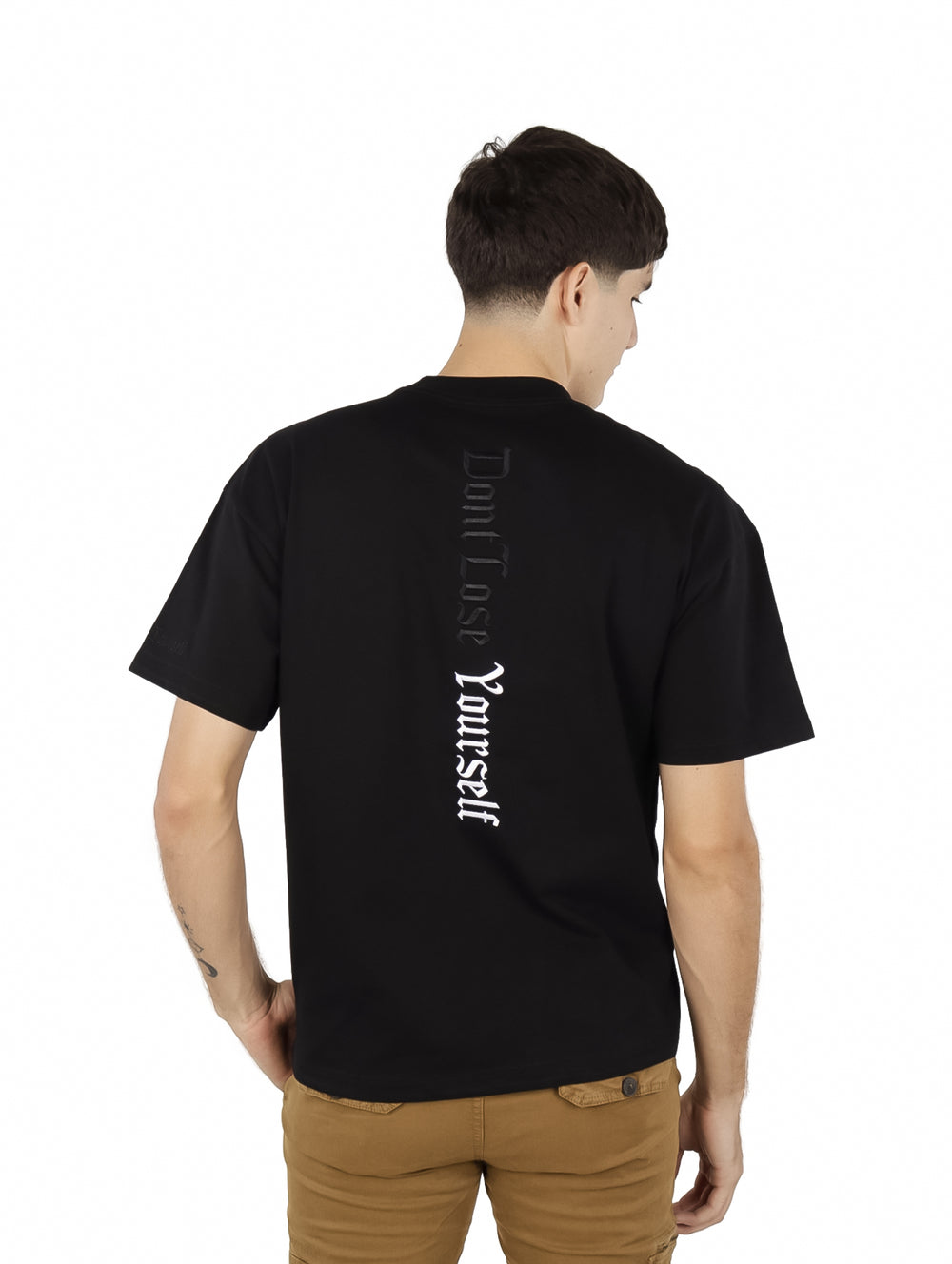 Hombre vistiendo una playera negra de manga corta marca FIMONS y pantalones cargo color café.