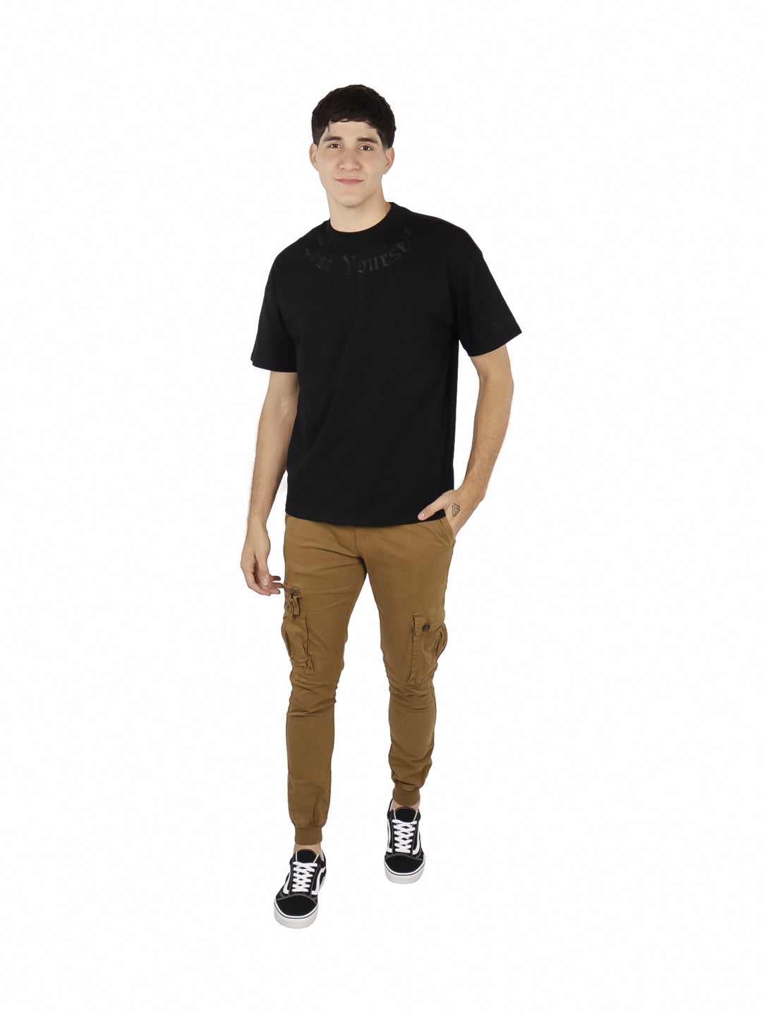 Hombre vistiendo una playera negra de manga corta marca FIMONS y pantalones cargo color café.