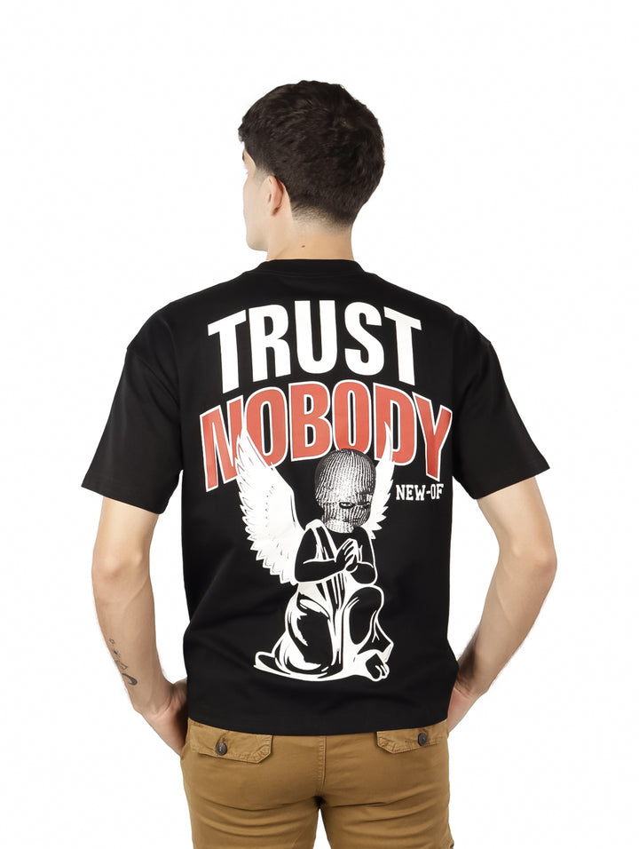 Hombre vistiendo playera oversize color negro con texto blanco &