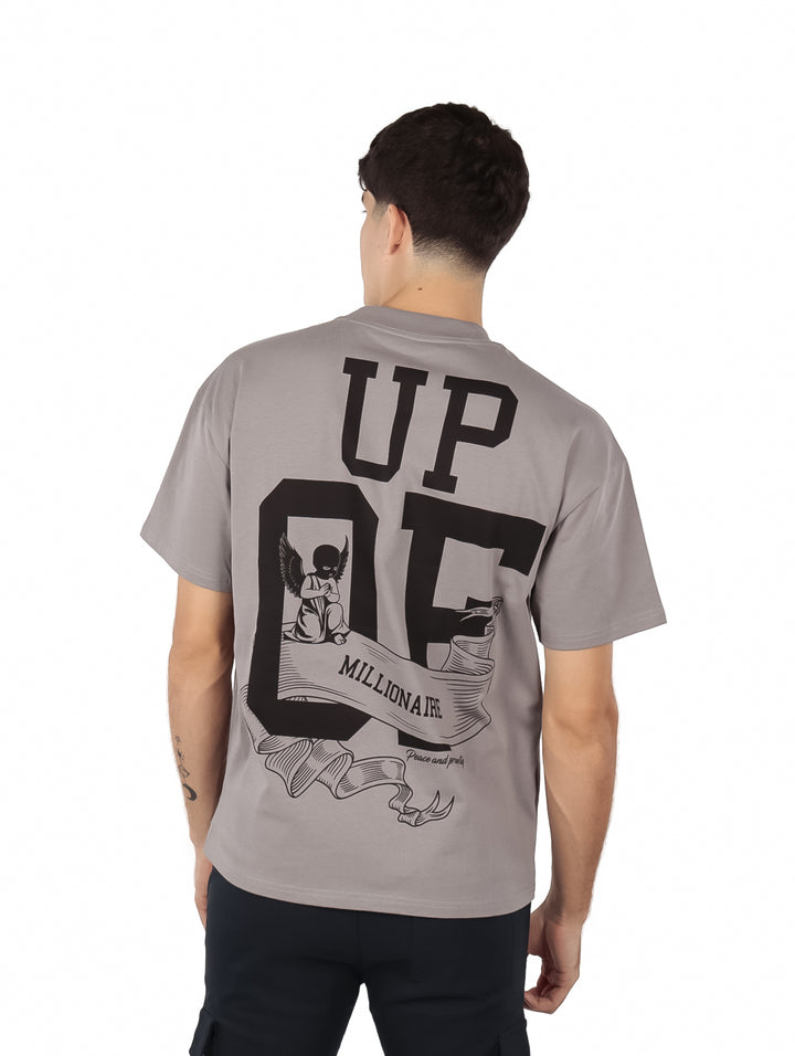 Hombre vistiendo una playera de manga corta color gris con un logotipo negro en el pecho.