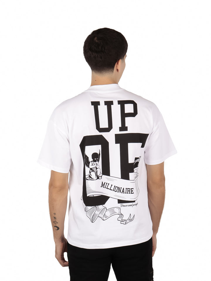 Hombre vistiendo una playera blanca oversize de manga corta con estampado negro en el pecho.